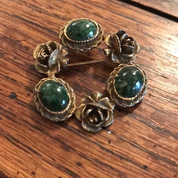 Vintage Jewelry - VTG brooch with emerald glass cabochons